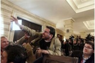 Запусти черевиком у президента, та отримай віллу та наречену