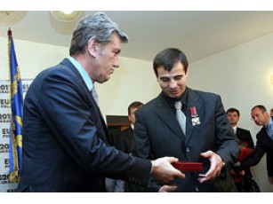 А Ющенко продовжує роздавати нагороди