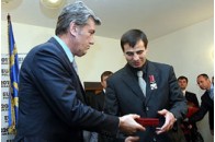 А Ющенко продовжує роздавати нагороди