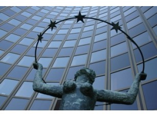 ЄС продовжив заборону на провезення рідин у літаках