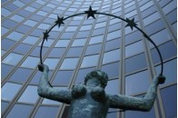 ЄС продовжив заборону на провезення рідин у літаках