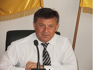 Шиба бореться з малими архітектурними формами