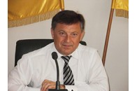 Шиба бореться з малими архітектурними формами