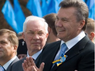 Янукович і Азаров привітали українців з Днем знань