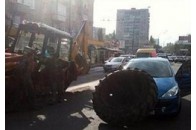 У Києві на ходу колесо трактора впало на легковий автомобіль