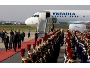 Янукович перебуває з робочим візитом у Франції (ФОТО)