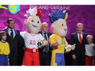 Талісманом Євро-2012 стали футболісти-близнюки - українець та поляк