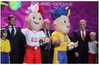 Талісманом Євро-2012 стали футболісти-близнюки - українець та поляк