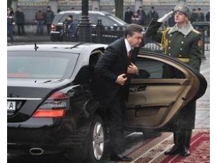 Янукович купив шість нових автомобілів за 2,4 млн грн.
