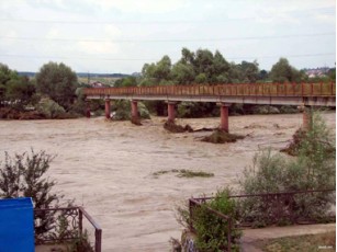 На Закарпатті евакуйовано понад 1200 людей через загрозу прориву дамби 