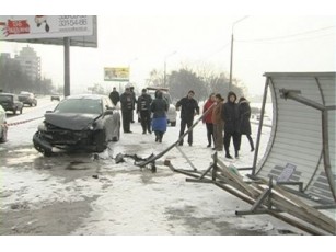 У Києві іномарка влетіла у зупинку