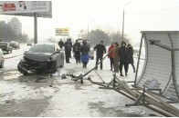 У Києві іномарка влетіла у зупинку