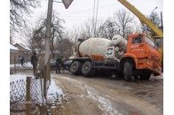 У Луцьку посеред дороги бетоновоз провалився у асфальт 