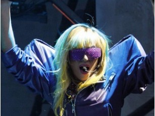 Lady GaGa прибула на церемонію Греммі в яйці