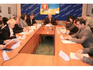 Говорили про пенсію, а дійшли до «зарплати в конвертах»