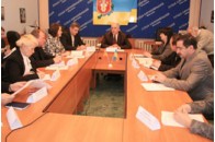 Говорили про пенсію, а дійшли до «зарплати в конвертах»