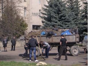 Студентам у Ковелі сподобалося прибирати сміття разом з чиновниками