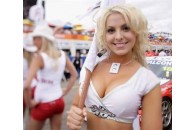 На футбольні матчі у Волині небезпечні предмети переносять дівчата 