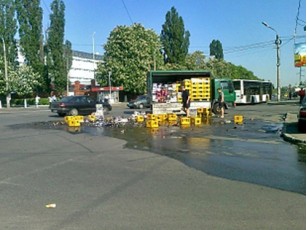 У Києві перекинулася вантажівка з пивом