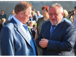 Чиновники на першому дзвонику