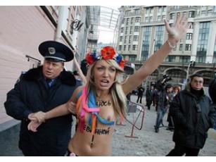 Активістка FEMEN напала на Періc Хілтон