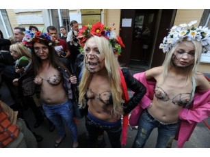 Прихильники Тимошенко обізвали активісток FEMEN повіями