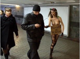 Активістка FEMEN збирає гроші на Україну