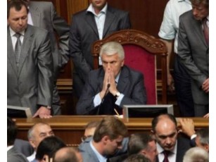 «Бютівці» заблокували трибуну Ради та вимагають розпустити парламент