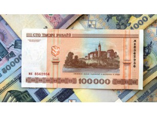 Білоруський рубль обвалився за день на 52%