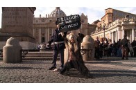 Femen роздягнулись перед Папою Римським