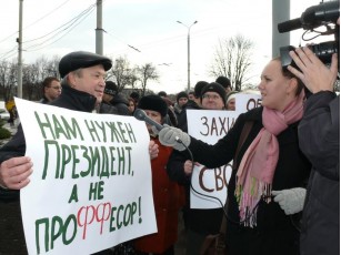 У соцмережах зібрали уже сотню відеозвернень українців з вимогою відставки Януковича