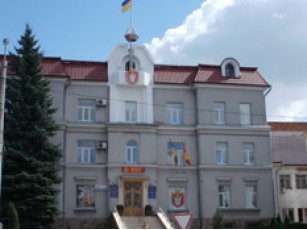 Депутати Луцької міської ради годину обговорюють питання про регламент 