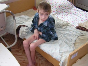 Українські чиновники наживаються на смертельно хворих дітях