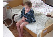Українські чиновники наживаються на смертельно хворих дітях