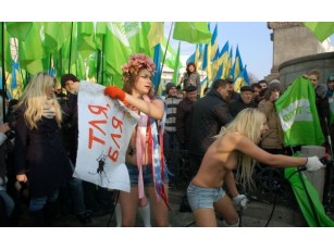 «Гниды наемные» — FEMEN познущалися над тисячами «безкоштовних» людей Яценюка