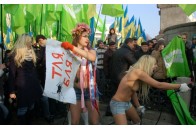 «Гниды наемные» — FEMEN познущалися над тисячами «безкоштовних» людей Яценюка