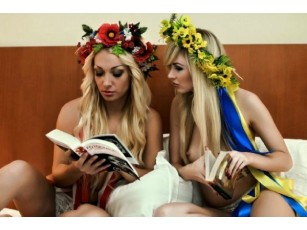 Оголені дівчата з FEMEN в ліжку пропагують читання