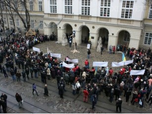 У Львові протестувальники встановили шибеницю біля міськради