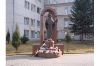 Романюк у День Святого Миколая запалив свічку і почастував дітей та сиріт медівниками