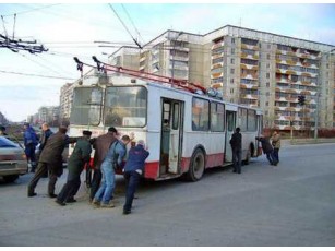 Луцьким тролейбусникам повернули половину зарплатного боргу
