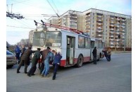 Луцьким тролейбусникам повернули половину зарплатного боргу