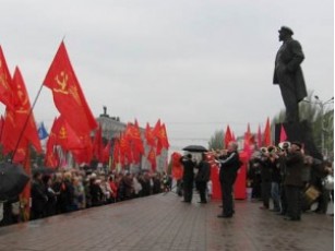 Комуністи влаштували перед Луцькою міськрадою пікет-виставу