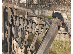 Шукачі металу знову поглумилися над Нововолинським кладовищем