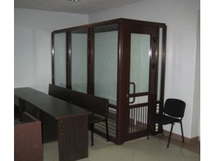 Із металевих кліток підсудних пересадять за скло?