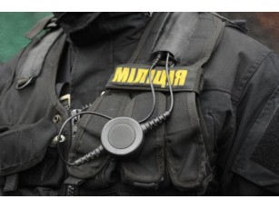 Під білбордами Януковича поставили по міліціонеру?