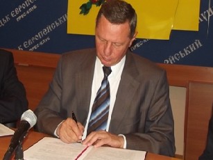 Микола Романюк звільнив заступника начальника юридичного відділу