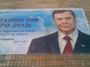 На Рівненщині білборд з Януковичем закидали яйцями