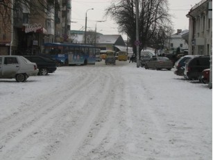 Як розчищають дороги у Рівному від снігу перед об’єктивом телекамер
