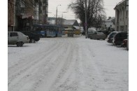 Як розчищають дороги у Рівному від снігу перед об’єктивом телекамер