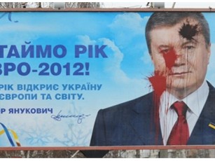 На Волині білборди з зображенням Януковича розмальовував 73-річний дідусь